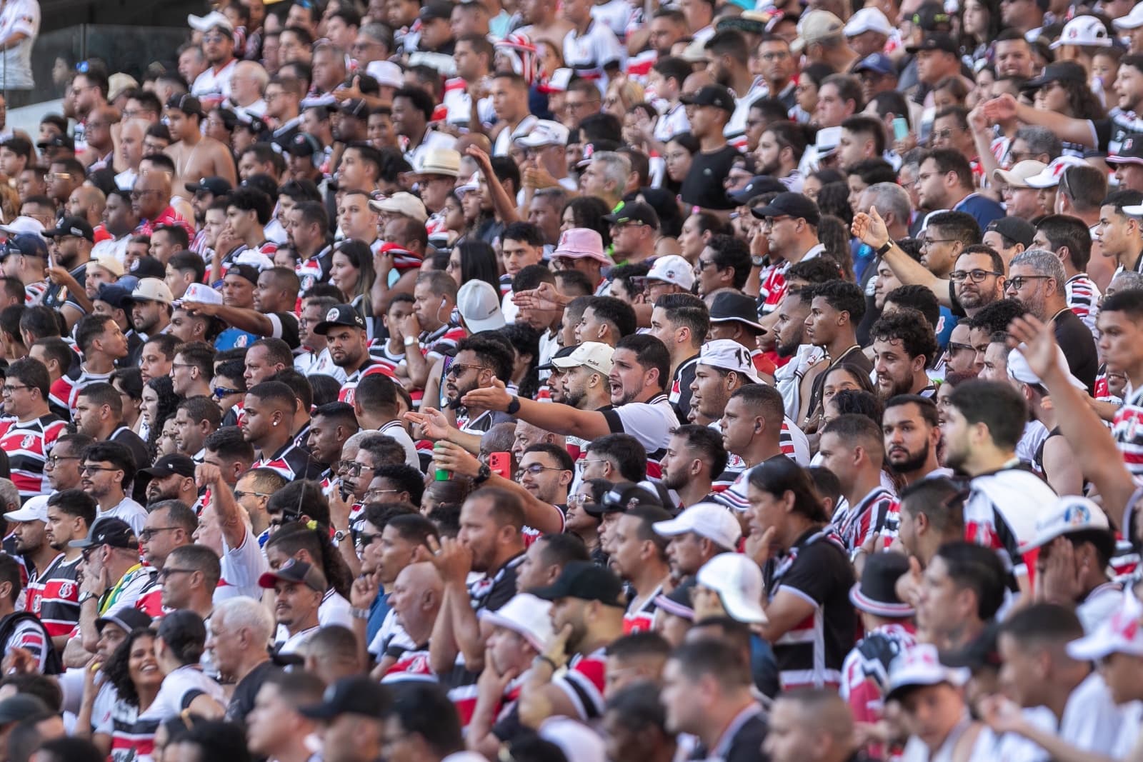 Santa está na Série C. A torcida pediu revisão no VAR