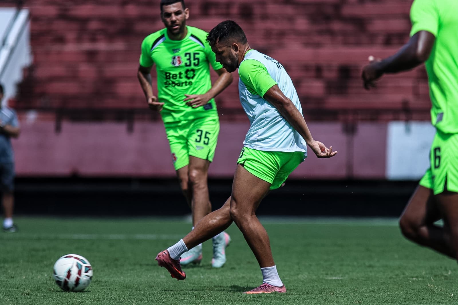 Elenco inicia semana com foco no Botafogo-PB