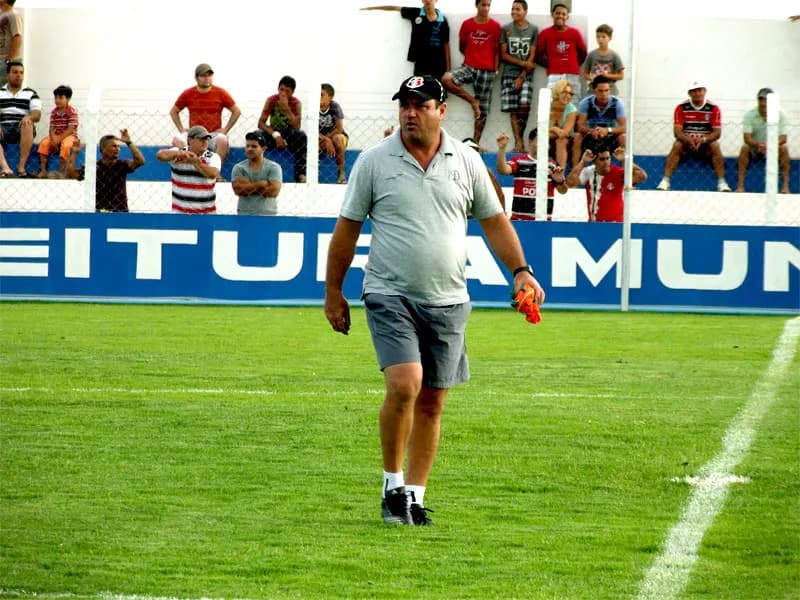 Técnico Vica aprova 'QG Sairé' como fator positivo para unidade do elenco.