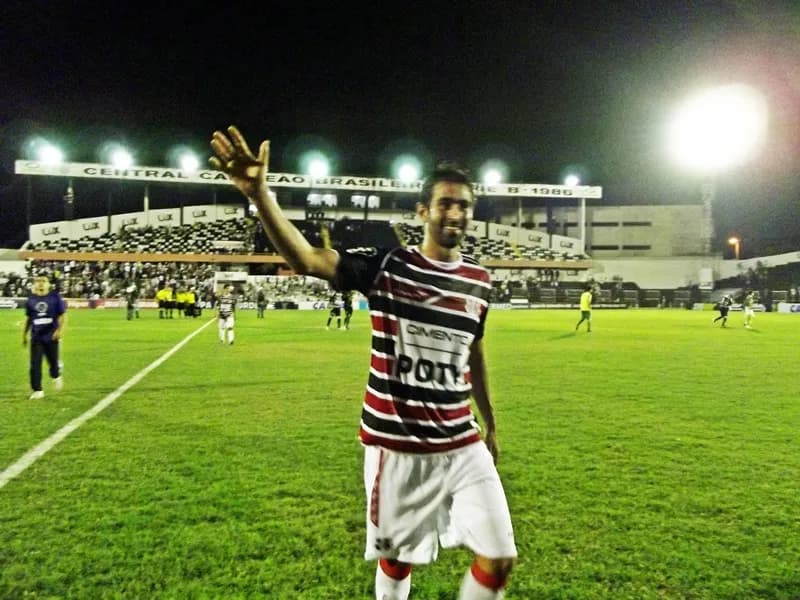 Zagueiro Renan Fonseca marca o gol da vitória na estreia da Copa do Nordeste.
