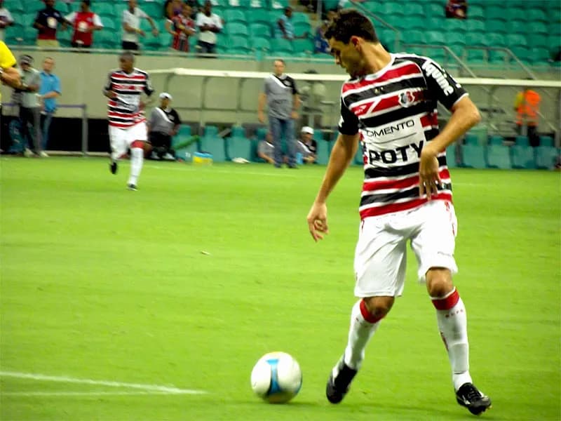 Superação é a palavra de ordem, segundo o meia Raul.