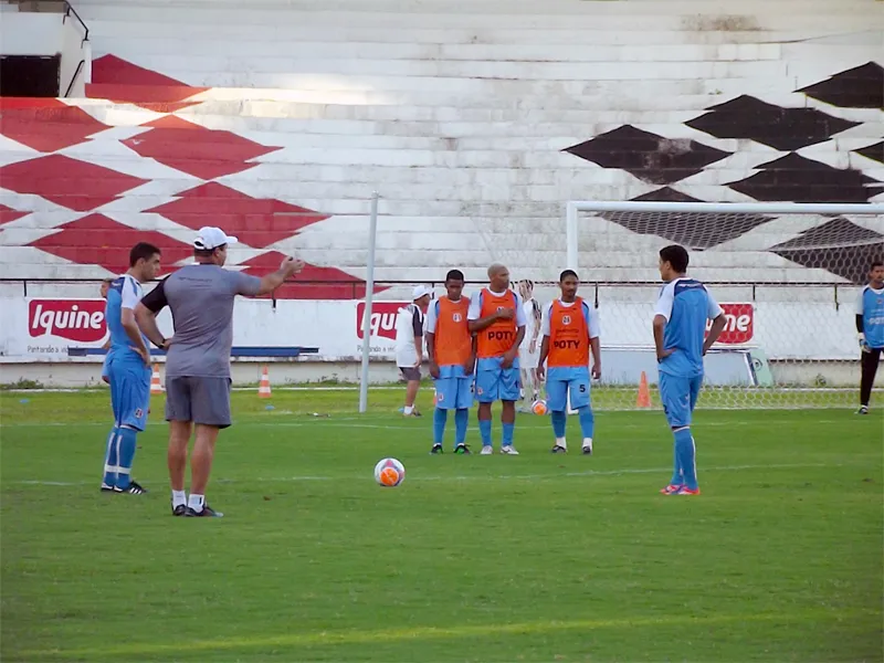 Ao som do Cobra Fumando, atletas fazem novo coletivo: 2x1 para os titulares.