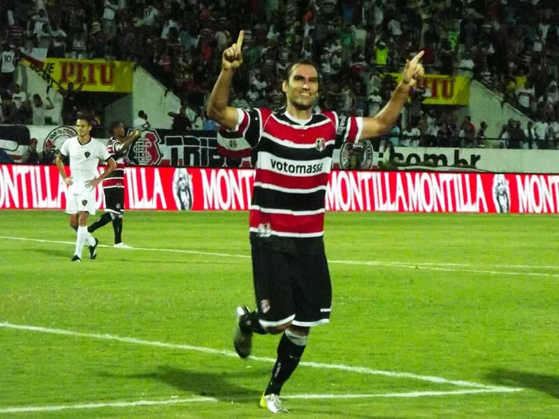 Léo Gamalho divide com companheiros boa fase e artilharia.
