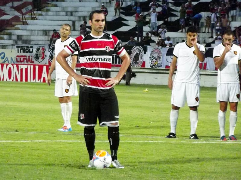 Léo Gamalho chega aos 11 gols no Estadual e volta a destacar ajuda dos companheiros.