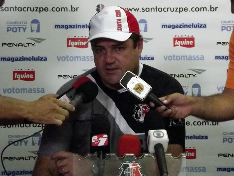 Vica, ainda sem time definido para estréia na Série B.