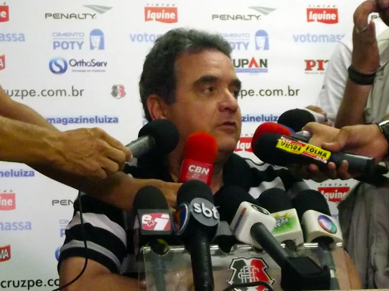 ALN agradece a Vica, mas já trabalha nome de novo técnico Coral.