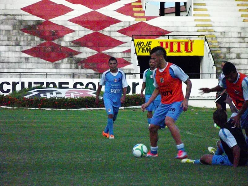 Empate fora, no sábado, desembarque e treino em pleno domingo.