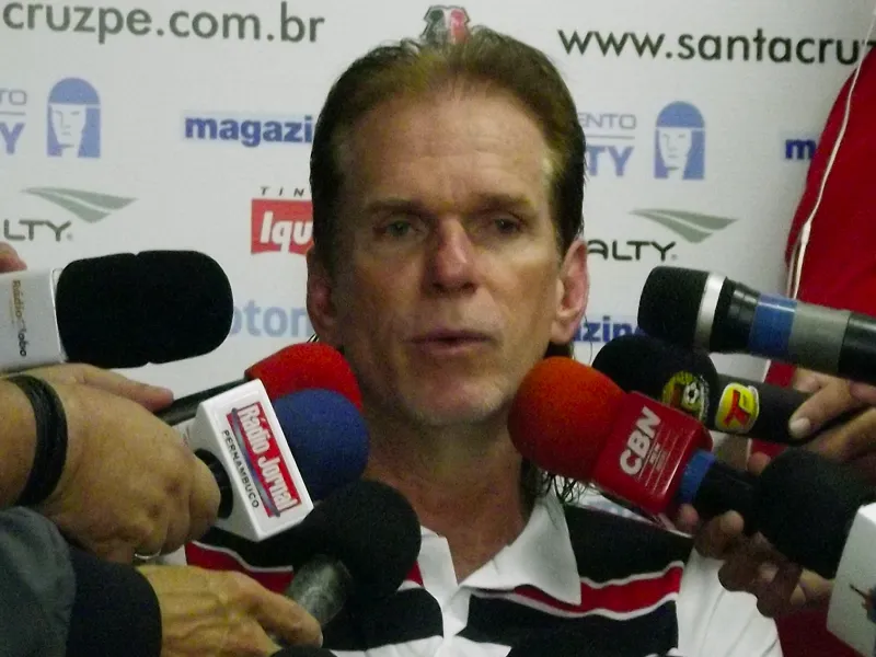 Técnico destaca entrega do time no empate, sob chuva: "No limite."
