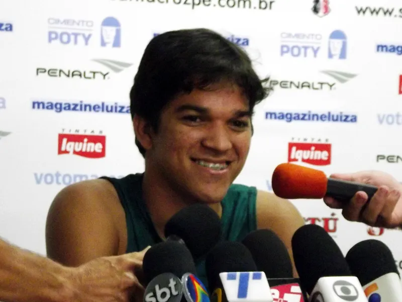 Renatinho retorna à lateral-esquerda e se diz feliz.