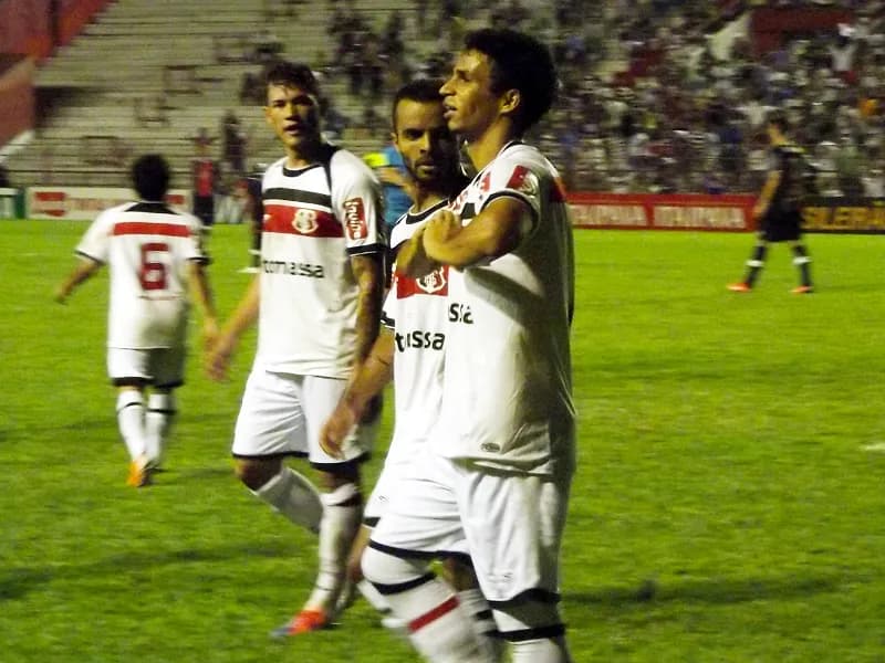 Inspirado, Santa Cruz reencontra torcida e vence Joinville/SC: 2x0.