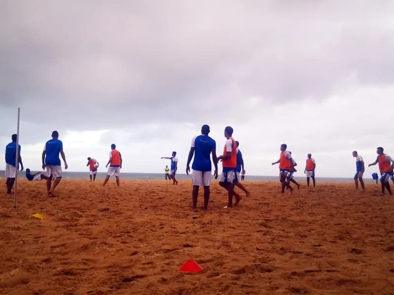 Quarta-feira de sol e praia para elenco Coral.