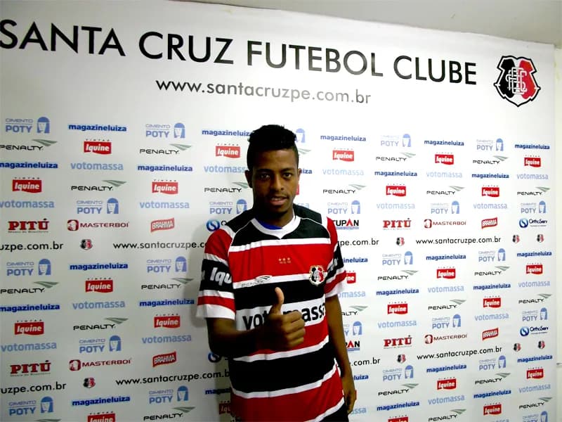 Atacante Keno oficialmente apresentado:"Vai ser uma honra jogar neste clube."