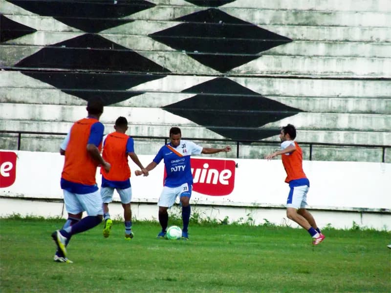 Coletivo tático e variações no treino desta sexta-feira.
