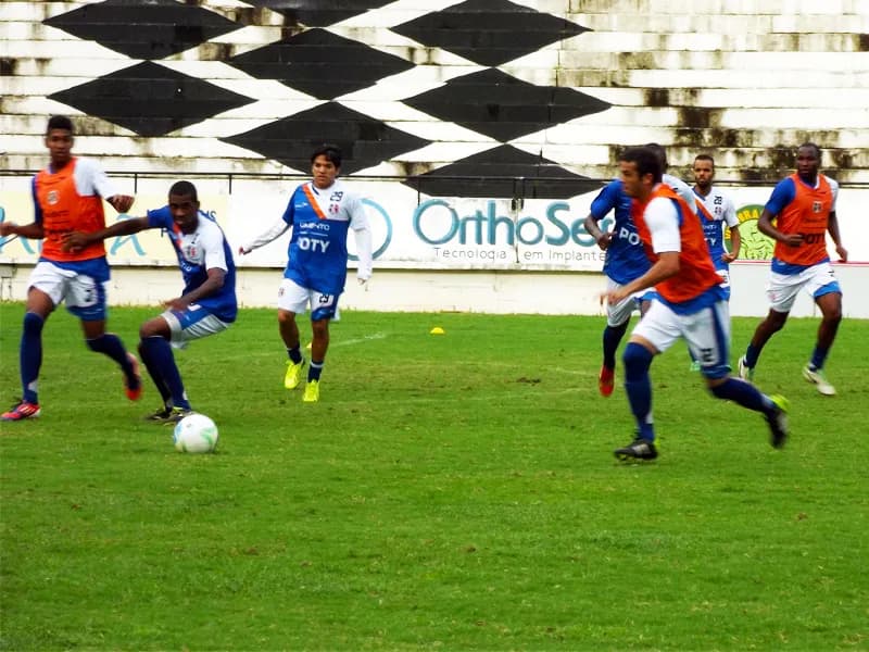 Campo reduzido com mudanças mantidas, nesta quinta-feira.