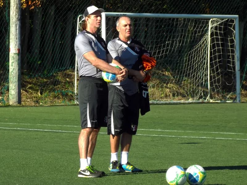 Sérgio Guedes não antecipa time titular para pegar Avaí.