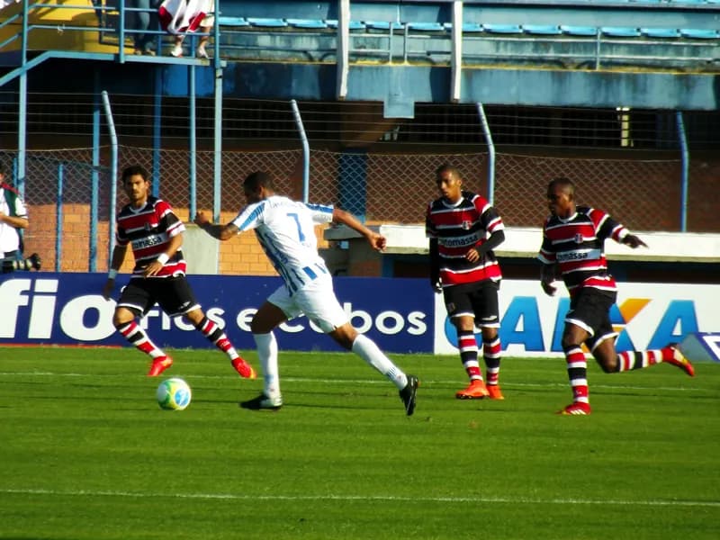 Santa Cruz segura Avaí e mais um ponto fora de casa: 0x0.