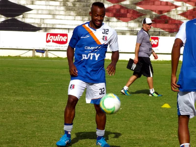 Wescley acha "uma boa" possibilidade de atuar com dois meias.