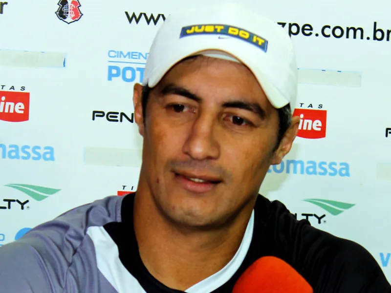Auxiliar-técnico Adriano Teixeira quer "fazer o simples" em busca da vitória.