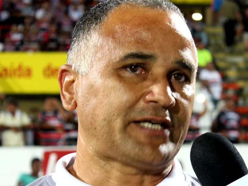 Técnico Oliveira Canindé, após estreia: "Vitória da entrega de todos."