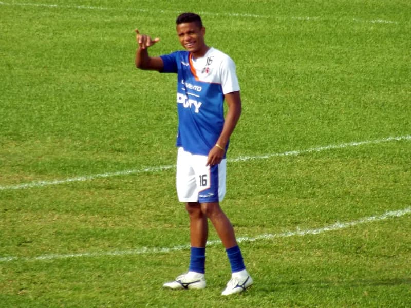 Everton Sena ligado: "Lá atrás, não podemos deixar o Joinville respirar".