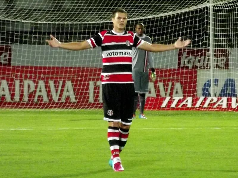 Zagueiro Alemão estreia fazendo gol da vitória.