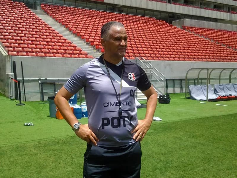 Técnico Oliveira Canindé enxerga Ceará como uma "fera ferida".