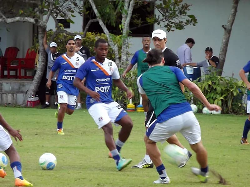 Atletas Corais fazem trabalho técnico no Clube Alvorada, em Aldeia.
