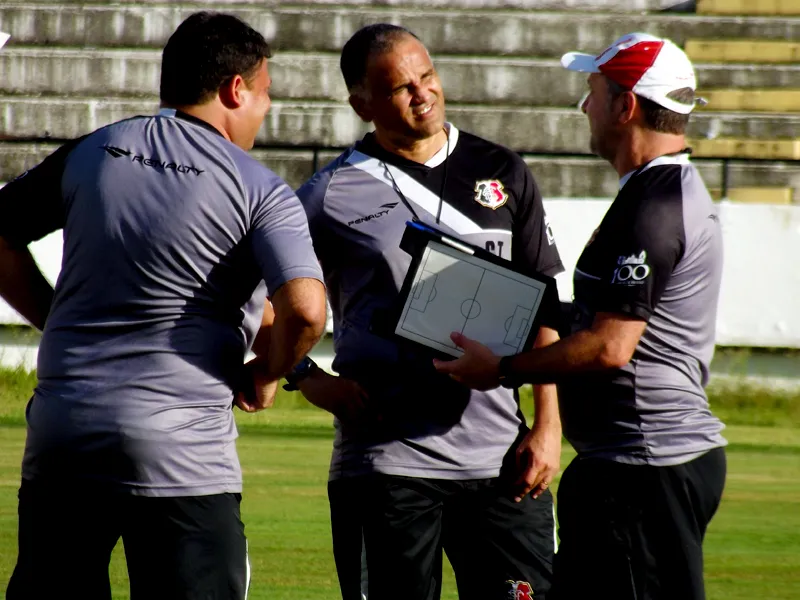 Técnico Coral tem dúvidas nas laterais para o clássico contra o Náutico.