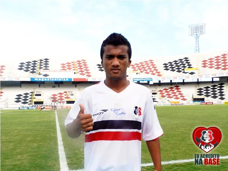 'Eu Acredito na Base' vai sortear a camisa oficial do meia Jefferson Maranhão.