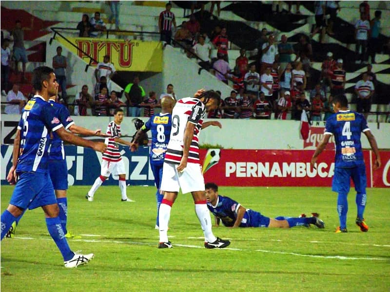 Com gol de pênalti, Santa Cruz perde para o Chã Grande, dentro do Arruda.