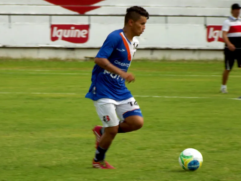 Após estreia no profissional, atacante Gllawcyo é só alegria.