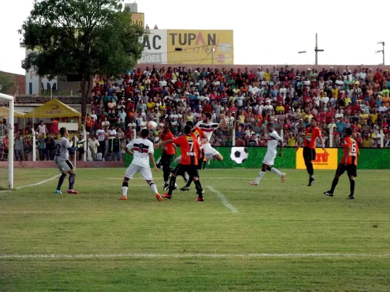 Santa Cruz perde para o Serra Talhada no Sertão.