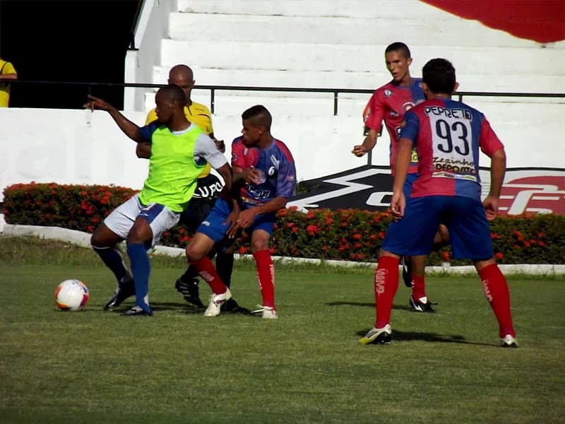 Atletas corais realizaram jogo-treino no Arruda, nesta quarta-feira.