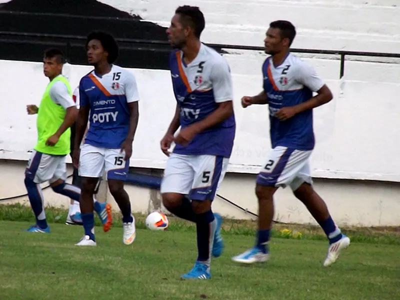 Físico e tático em dia de expediente dobrado no Arruda.