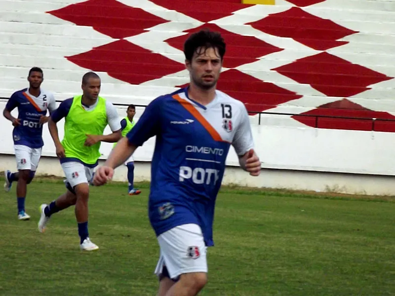 João Paulo trabalha firme por uma vaga na meia Coral.