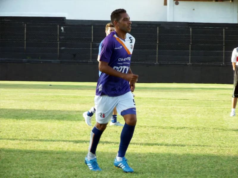 Capitão Édson Sitta fala de cobrança forte dos atletas pela primeira vitória.
