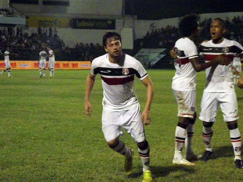 João Paulo: Estreia, destaque e gol da vitória.