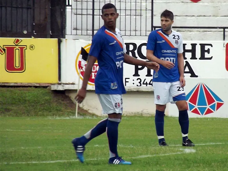 Volante Wellington Cézar cotado para substituir Edson Sitta