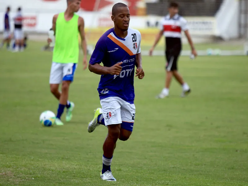 Émerson Santos e uma possível titularidade: "Aguardando só a oportunidade"