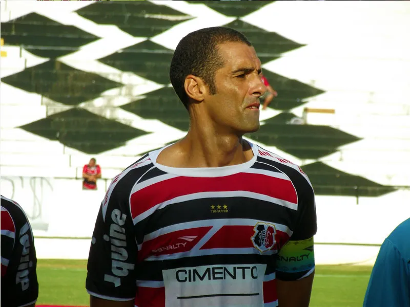 César dedica gol da vitória à família e divide méritos com Nininho.
