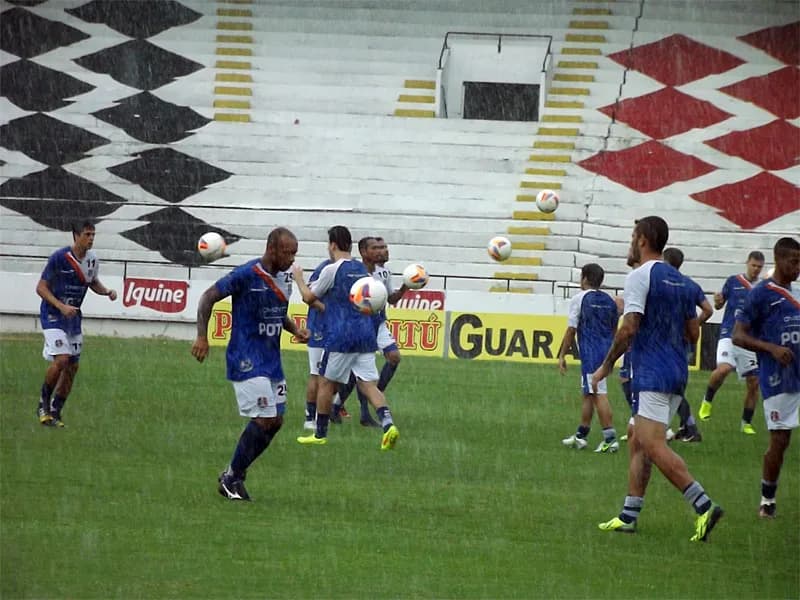 Ricardinho comanda primeiro treino fechado da semana