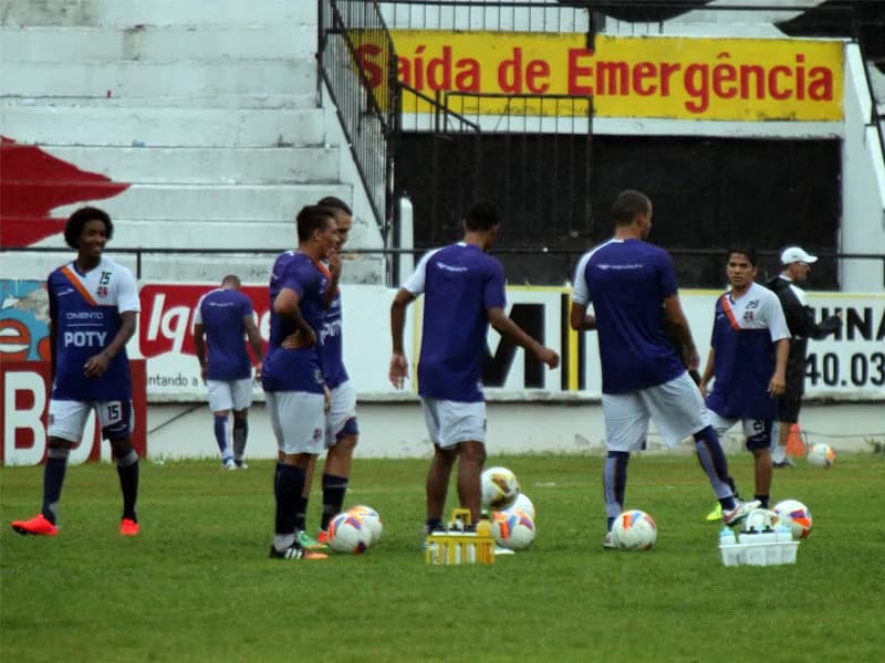 Tricolores encerram atividades para confronto com paranistas
