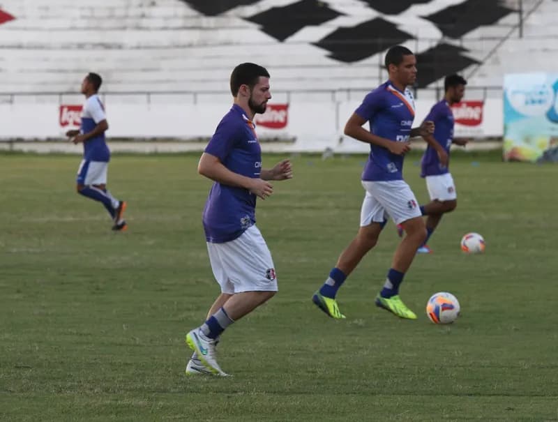 Em grande fase, João Paulo nega sondagens para sair do Santa