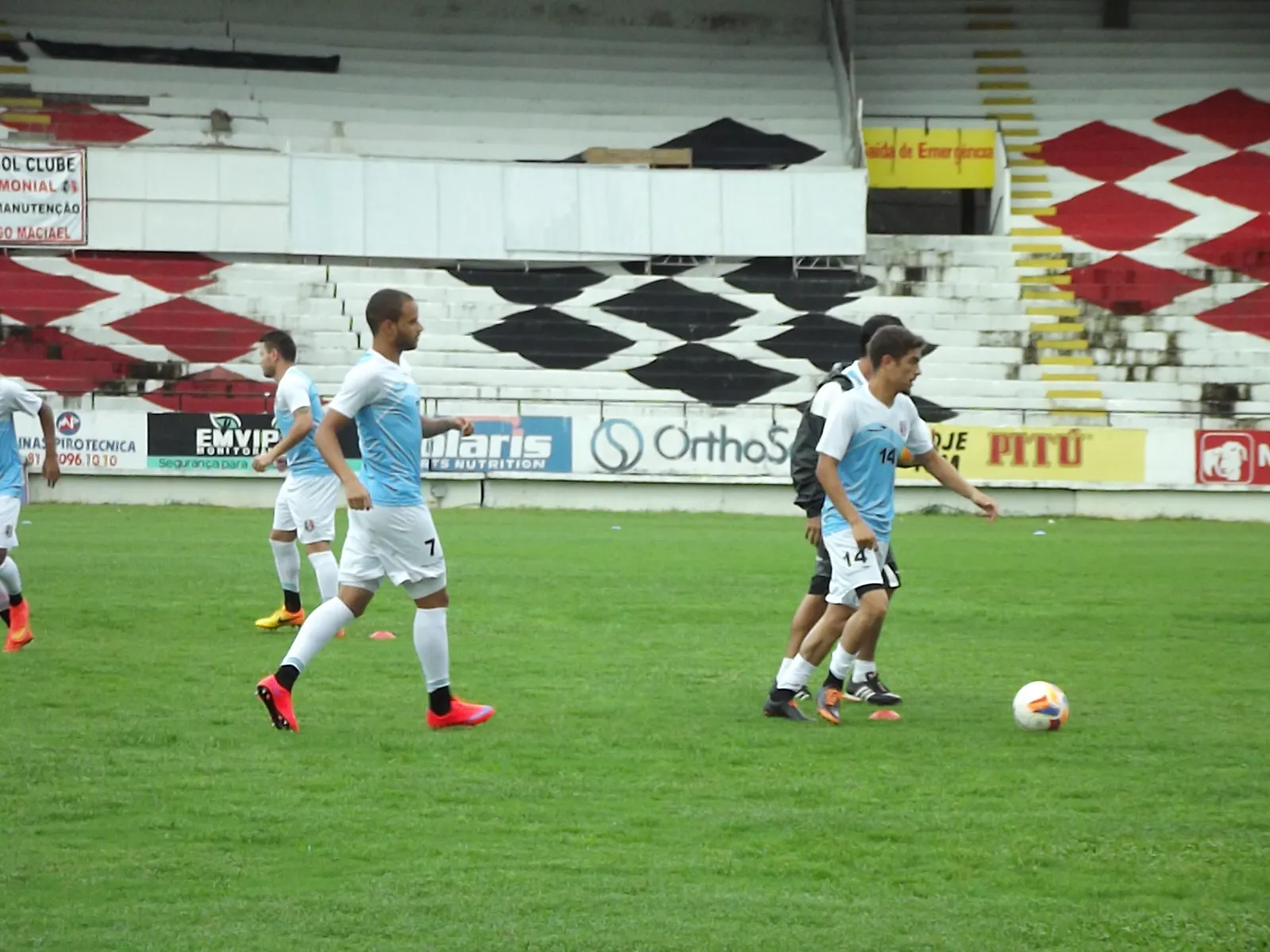 Elenco volta a treinar com bola no Arruda