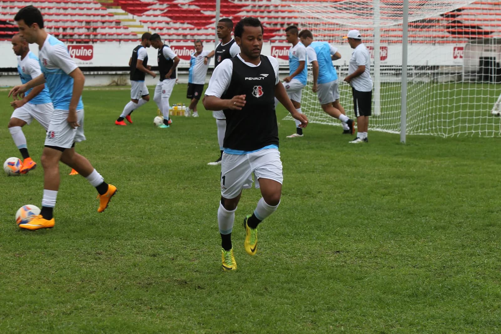 Desfalcado de Aquino, elenco treina no Arruda