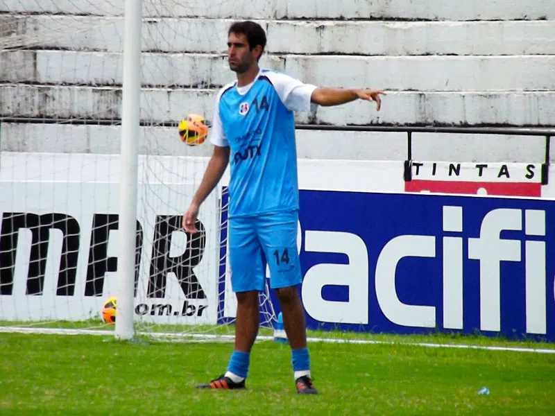 Chegou a hora do zagueiro Renan Fonseca estrear.