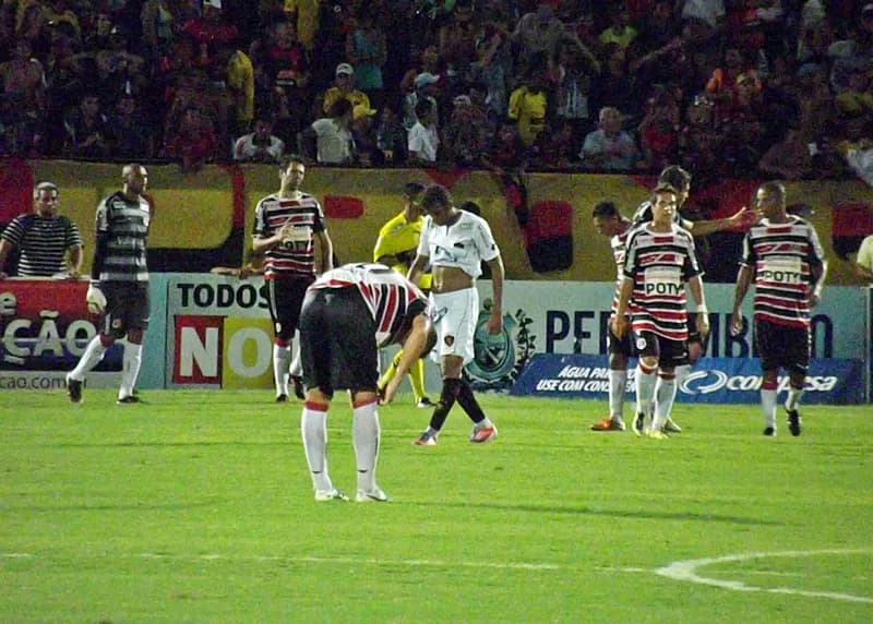 Santa Cruz volta a levar gol nos acréscimos e amarga empate com Sport Recife: 2x2.