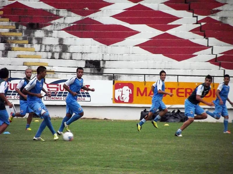 Santa Cruz treina e já tem time definido para enfrentar o Náutico.