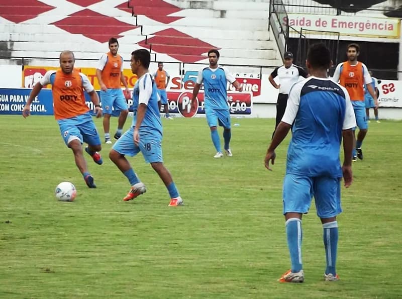 Titulares, em treino tático, ganham "reforço" para decisão nos Aflitos.
