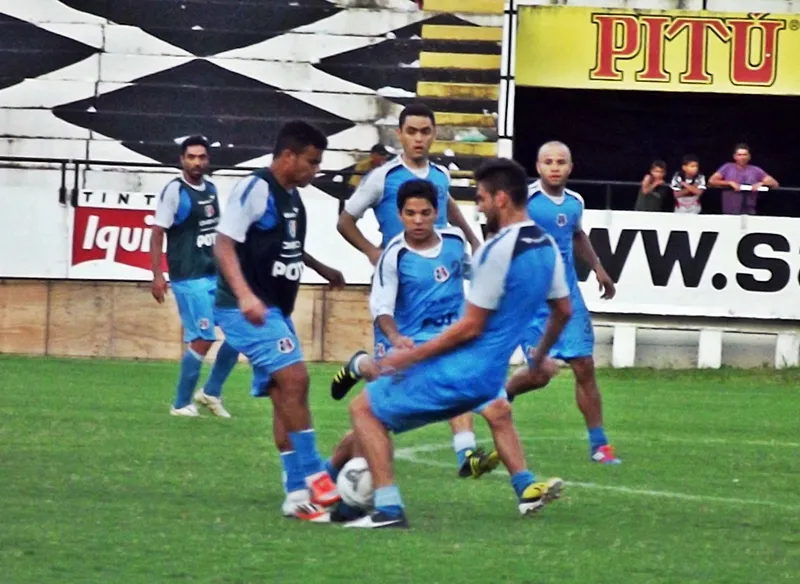 Titulares treinam sem Renan e Dênis Marques.